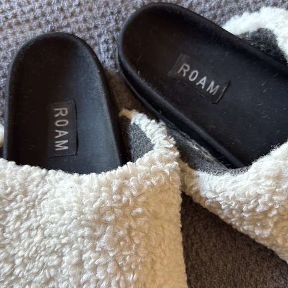ROAM Women’s US 7.5-8 Ivory Sherpa Slide Sandals Fuzzy Cozy Slip On Shoes - Picture 5 of 14